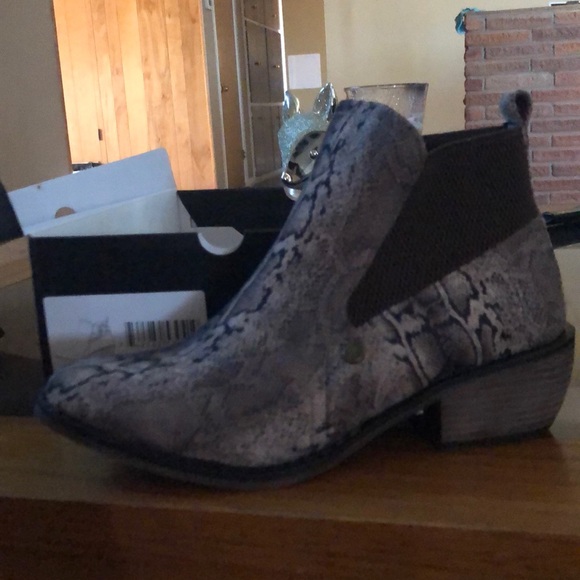 Snake skin styled boots - Picture 2 of 4